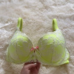 Victoria secret 32DD bra